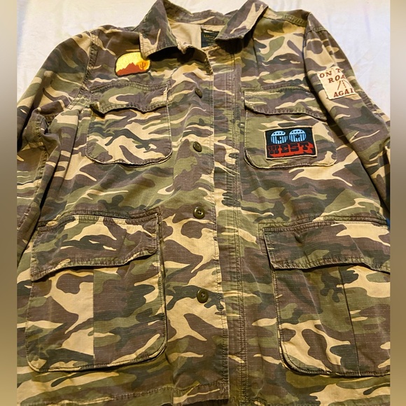 Lucky Brand Men’s Camo Patchwork Button Up Light Jacket. - Picture 3 of 7